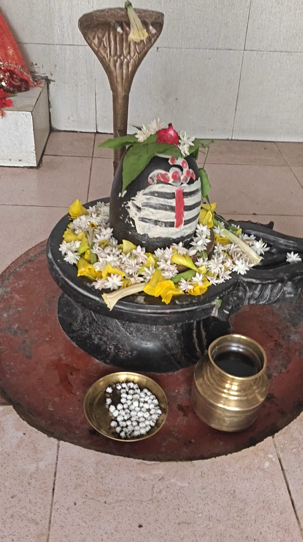 Close darshan of the decorated Shivling